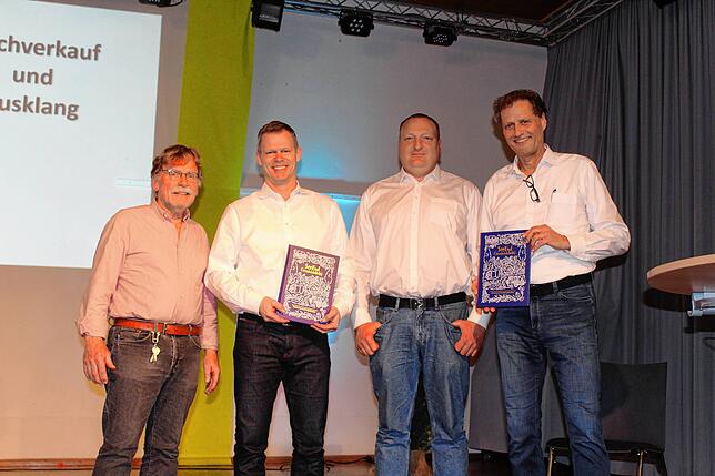 Victor Lindenmayer, Jürgen Beirer, Andreas Eppler und Daniel Trisner (von links) präsentierten stolz den ersten Band der ...