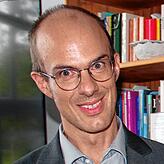 Jan Bulla ist unter anderem Arzt für Psychiatrie und Forensische Psychiatrie und ärztlicher Direktor des Maßregelvollzugs in Reichenau.