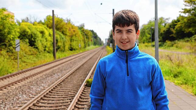 Der 14-jährige Rico Presch zögert nicht lange, als er die ältere Dame im Bereich der Gleise wandeln sieht.