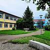 Die Grundschule in Öhningen soll einen eingefassten Schulhof erhalten. Gleichzeitig sollen neue Wegebeziehungen die Kinder schützen.