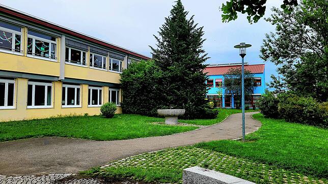 Die Grundschule in Öhningen soll einen eingefassten Schulhof erhalten. Gleichzeitig sollen neue Wegebeziehungen die Kinder schützen.