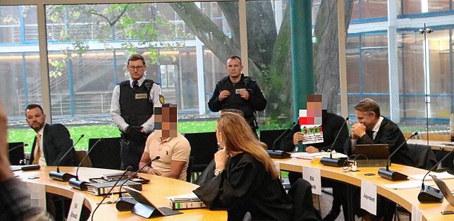 Justin D. (hinten rechts) wurde gemeinsam mit vier anderen Männern aus dem Umfeld der United Tribuns vor dem Landgericht Konstanz ...