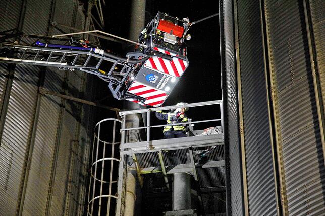 Bild 10: Feuerwehr, THW und DRK üben gemeinsam den Ernstfall. Hier gibt es die Bilder!