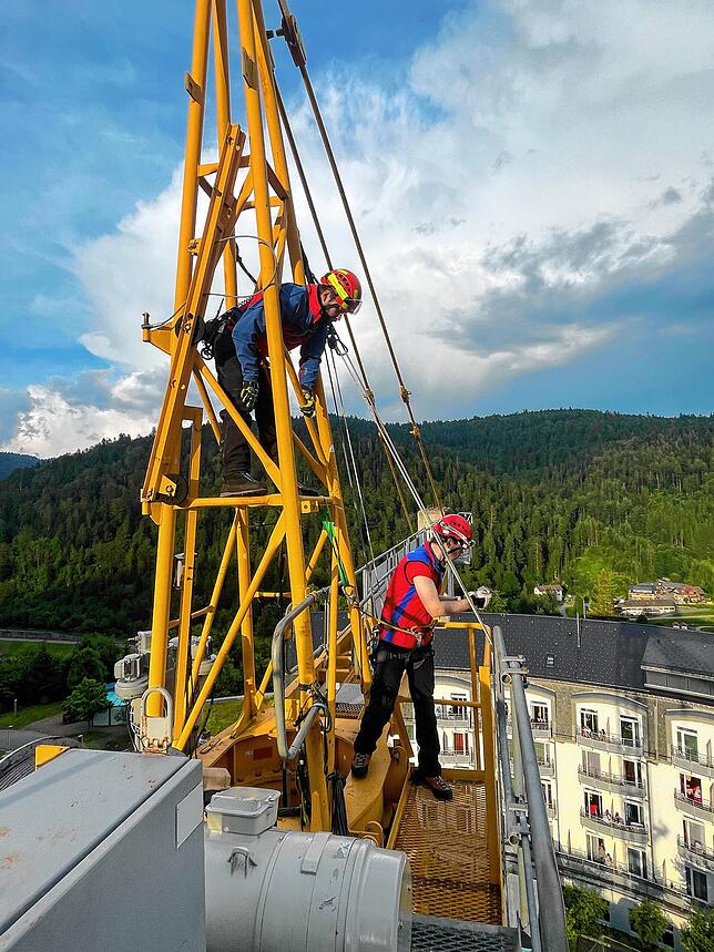 Spektakuläre Übung der Bergwacht Todtmoos im Sommer: ein Kranführer mußte aus 25 Metern Höhe gerettet werden.