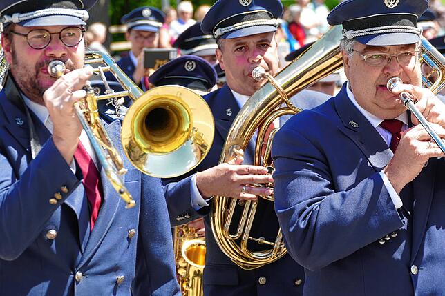 Bild 1: Scheunenfest 2025: Jubiläumsumzug und mitreißende Open Air Musik in Hüfingen-Sumpfohren