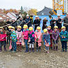 Zum offiziellen Baustart der neuen Kindertagesstätte Seegaddel in Immenstaad griffen auch die Vorschulkinder begeistert zum Spaten.