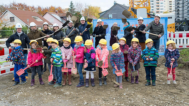 Zum offiziellen Baustart der neuen Kindertagesstätte Seegaddel in Immenstaad griffen auch die Vorschulkinder begeistert zum Spaten.