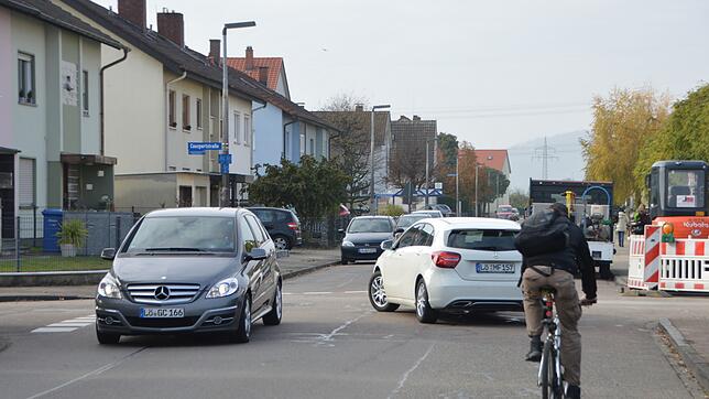 Die Eichbergstraße in Warmbach ist eine wichtige Radverbindung nach Herten. Da beidseitig geparkt werden darf, wird es aber eng auf der ...