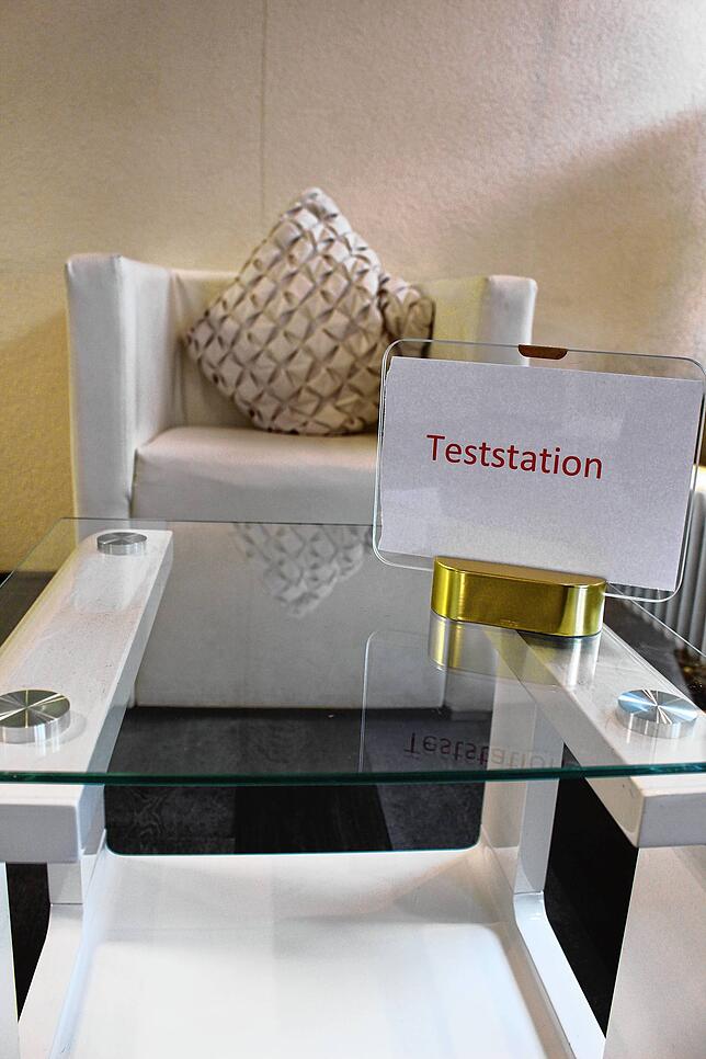 Beim Friseurbesuch können sich Kunden vor Ort testen lassen. Anja Jerger hat dazu eine eigene kleine Teststation eingerichtet.