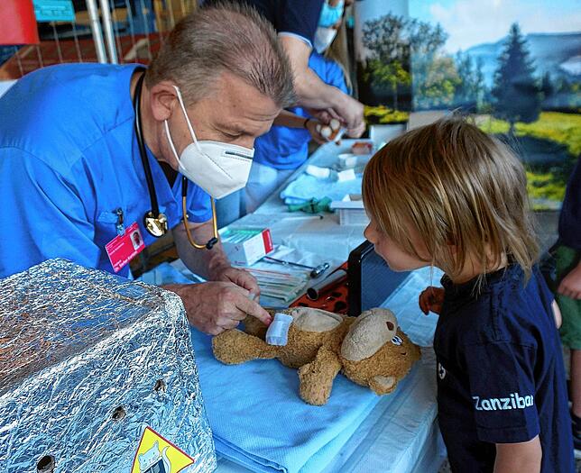 Teddy-Ambulanz: Der kleine Julius aus Hohentengen schaut gespannt zu wie Stefan Kortüm (Chefarzt Zentrale Notaufnahme Klinikum ...