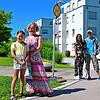 Warten auf den Stadtbus: Emma und Sandra Mölch und Alexandra und Thomas Müller stehen an der Haltestelle in Markdorf-Süd.