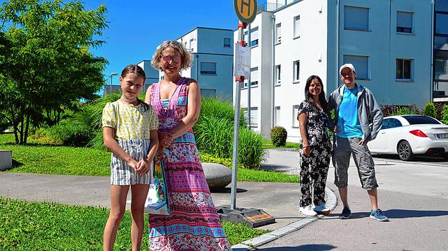 Warten auf den Stadtbus: Emma und Sandra Mölch und Alexandra und Thomas Müller stehen an der Haltestelle in Markdorf-Süd.
