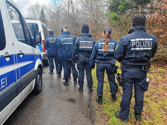 Dutzende von Polizisten suchen Anfang Januar bei Grüningen nach dem seit 23. Dezember Vermissten Villinger Dirk Brünker.