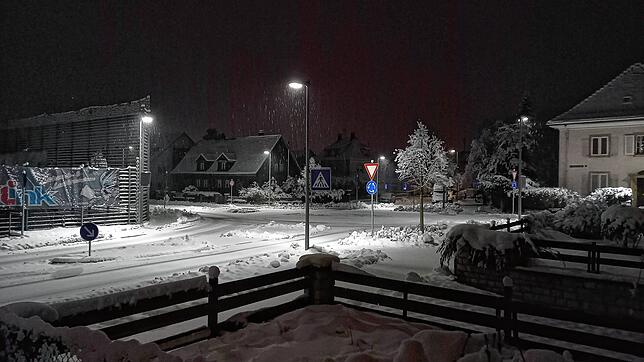 Stille Nacht in der Stadt: Weiß bepudert haben sich in der Nacht auf Dienstag auch die Durchfahrtsstraße in Singen präsentiert.