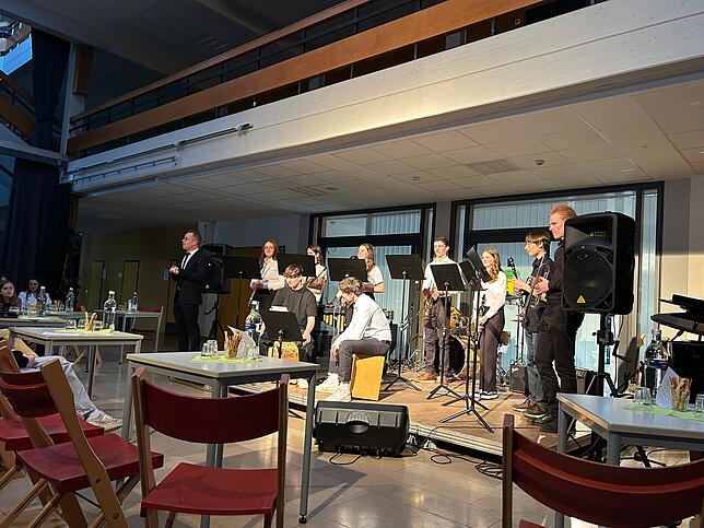 Die Musikerinnen und Musiker des KS1-Ensembles präsentieren ein vielseitiges Programm und zeigen eindrucksvoll ihr Können.