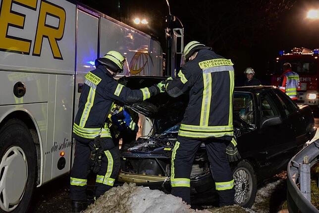 Bild 1: Auto prallt gegen Omnibus