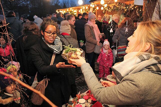 Mit herzlichen Worten wurden die selbstgemachten Waren auf dem Bohlinger Christkindlmarkt angeboten. Auf dem Bild reicht Caroline Henkel ...