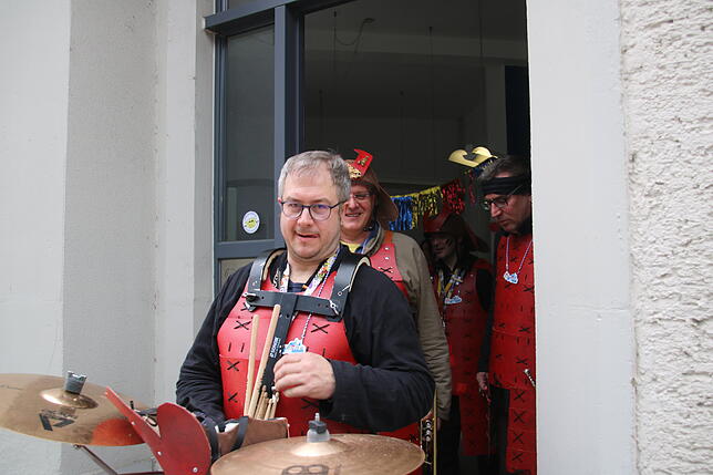 Bild 3: Narren besuchen an Rosenmontag die SÜDKURIER-Redaktion (Teil 1)