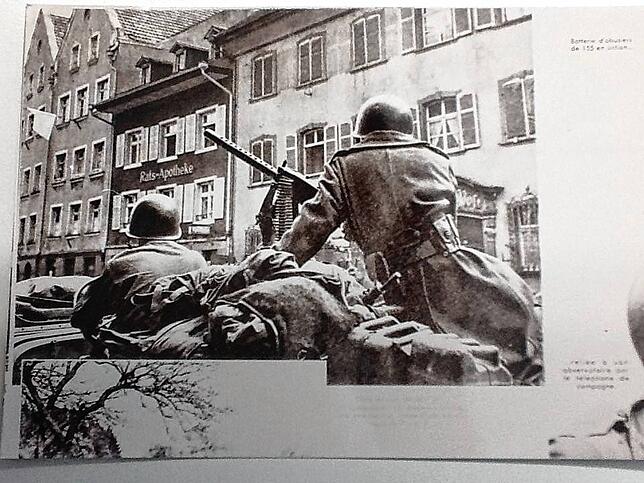 Das Bild zeigt zwei Soldaten im offenen Kraftwagen mit aufmontiertem Maschinengewehr in Waldshut vor der „Alten Post“, der ...