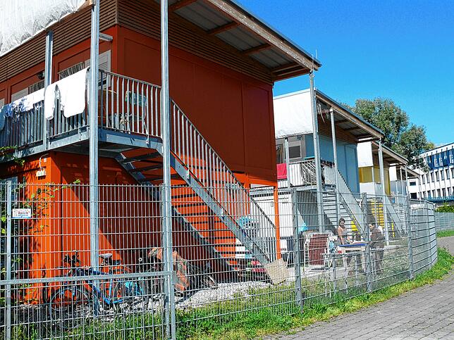 Hinter dem Haus trocknen zwei Frauen Pflaumen – eine ehrenvolle Tätigkeit an einem sehr heißen Tag.