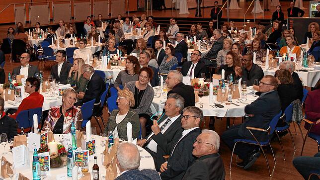 In der Villinger Neuen Tonhalle feiern Förderer und Mitarbeiter der Nachsorgeklinik Tannheim deren 25-jähriges Bestehen.