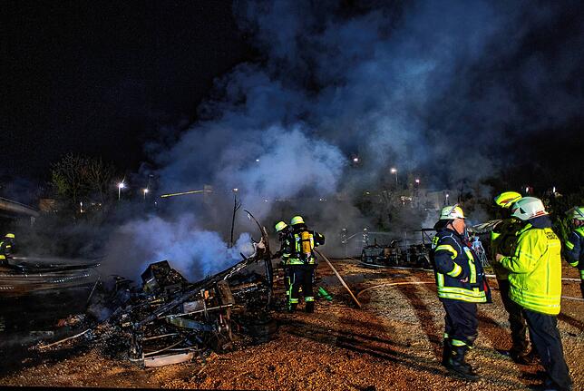 Die Meßkircher Feuerwehr konnte ein Übergreifen der Flammen auf weitere Wohnwagen verhindern.