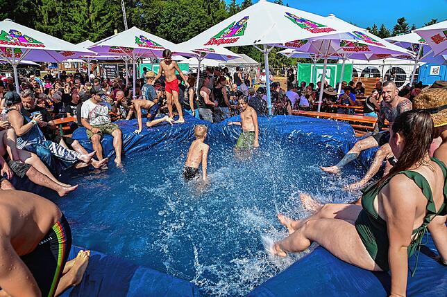 Bild 4: Metalacker: Brennende Hexen und Abkühlung im Pool