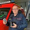 Martin Scheerer hält im Feuerwehrhaus Markdorf eine Drohnenbatterie und deren Schutzverpackung in der Hand. Solche Verpackungen helfen ...