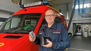 Martin Scheerer hält im Feuerwehrhaus Markdorf eine Drohnenbatterie und deren Schutzverpackung in der Hand. Solche Verpackungen helfen ...