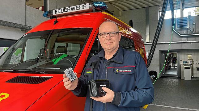 Martin Scheerer hält im Feuerwehrhaus Markdorf eine Drohnenbatterie und deren Schutzverpackung in der Hand. Solche Verpackungen helfen ...