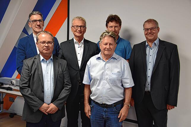 Die alte und die neue Führungsmannschaft der Bürgerenergie Südschwarzwald (hinten von links): Vorstandmitglied Dirk Scheffner, der ...