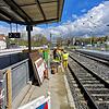 Letzte Arbeiten am mittleren Bahnsteig: Der muss noch angehoben werden, damit Rollstuhlfahrer und Gehbehinderte problemlos ein- und ...