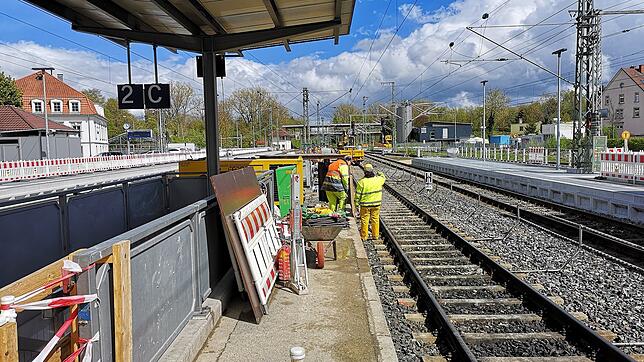 Letzte Arbeiten am mittleren Bahnsteig: Der muss noch angehoben werden, damit Rollstuhlfahrer und Gehbehinderte problemlos ein- und ...