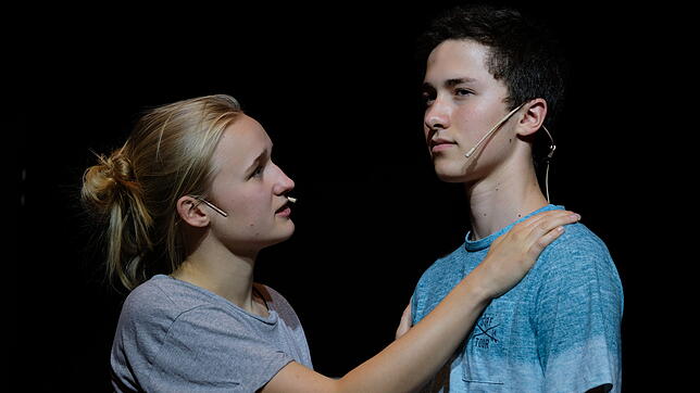 Dorian Gray (Mark Stauber) lässt die junge Schauspielerin Sybil Vane (Liv Börgel) abblitzen.