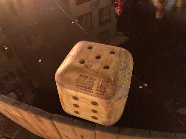 Bild 10: Mit den wenigsten Augen zum Würfelglück: Lukas Müller ist der Narro 2020 der Waldshuter Fasnacht