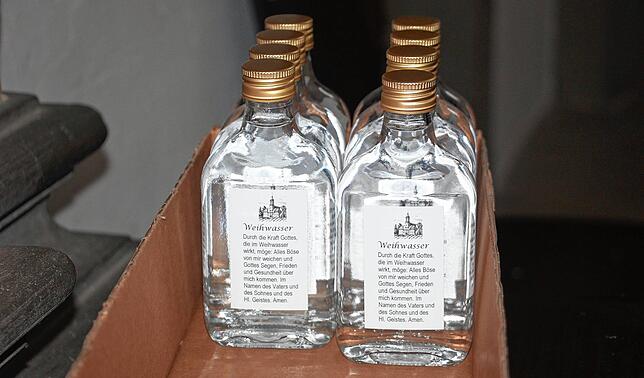 Weihwasser zum Mitnehmen gibt es auch in kleinen Fläschchen.