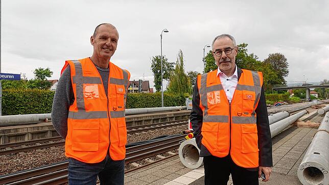 Markus Demmler (links), Leiter Großprojekte Südwest bei der DB Netz AG, und Martin Glaser, Projektleiter für die Elektrifizierung der ...
