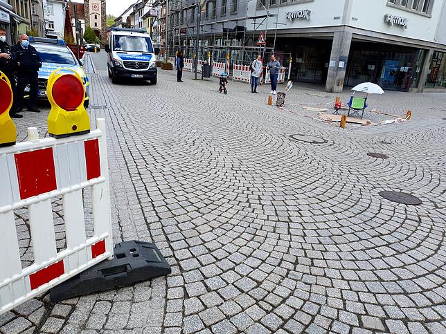 Der Stadtkern wird abgeriegelt, wegen einer Ansammlung von über 30 Personen ohne Maske und Abstand gibt es hier gleich eine ...