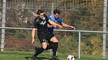 Der Hochemminger Markus Romer (links) und der Überauchener Klaus Neininger kämpfen um den Ball. Das Bezirksliga-Duell der beiden Teams ...