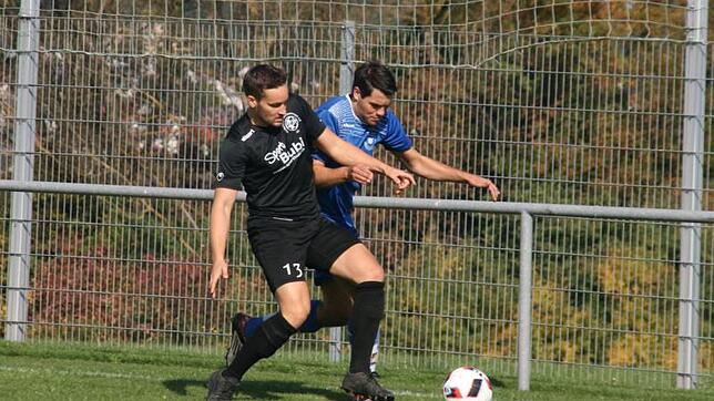 Der Hochemminger Markus Romer (links) und der Überauchener Klaus Neininger kämpfen um den Ball. Das Bezirksliga-Duell der beiden Teams ...