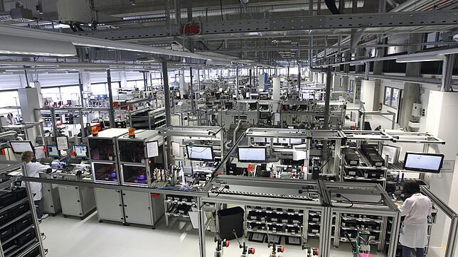 Blick in eine Produktionshalle am Standort Donaueschingen. Sick-Stegmann will in diesem Jahr den Beschäftigtenstand von 454 Köpfen halten.
