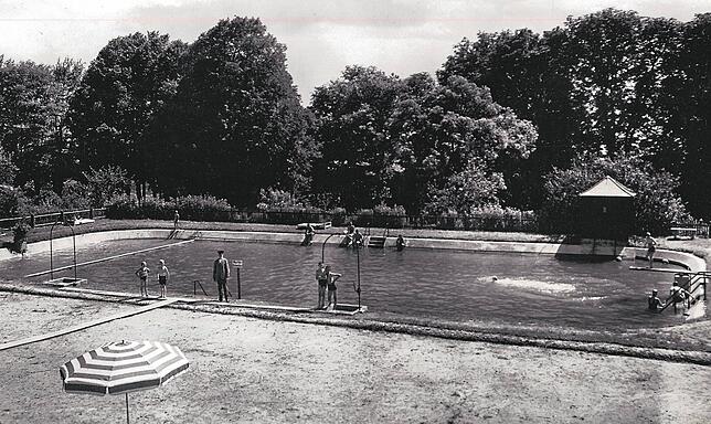 Das waren Zeiten, als der Bademeister noch Uniform trug. Man sieht das Häuschen, von dem zwei Rohre ins Becken führten. An diesen Rohren ...