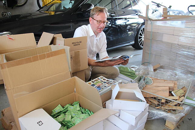 In der Garage lagert das Material für den Wahlkampf, wie Broschüren, Traubenzucker, Stifte oder Plakate.