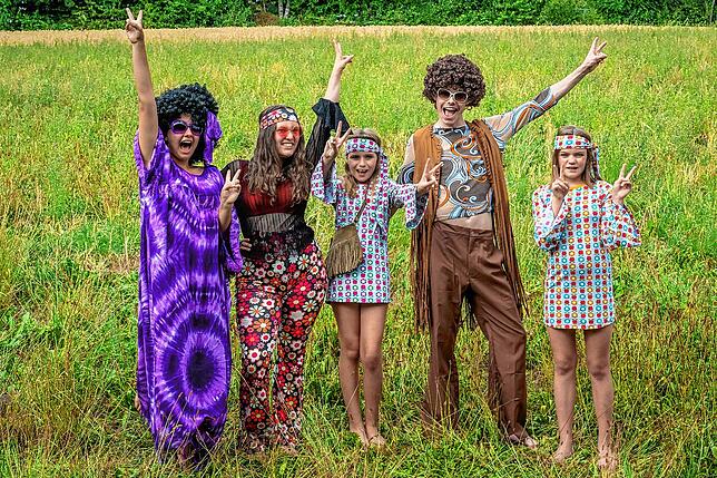Die Hippiezeit und ihre bunten Kleidungsstücke machen den jungen Akteuren richtig Spaß.