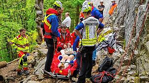 Eine 17-Jährige stürzte bei einer Tour des Verlobungsfelsens oberhalb von Hausen im Tal und schlug auf dem felsigen Untergrund auf.