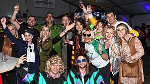 Hoch die Hände, noch lange kein Partyende: Die Narren ließen sich von der Sperrung der Halle nicht erschüttern. Bild: Heinz Vollmar