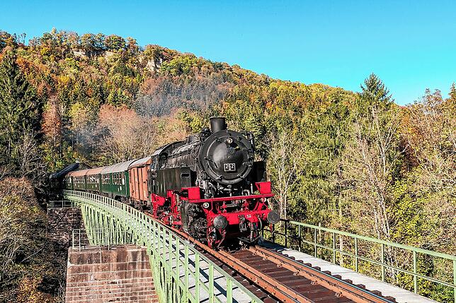 Die Blumberger Sauschwänzlebahn ist ab Samstag wieder auf Tour durch das wildromantische Wutachtal und bietet auch in dieser Saison ...