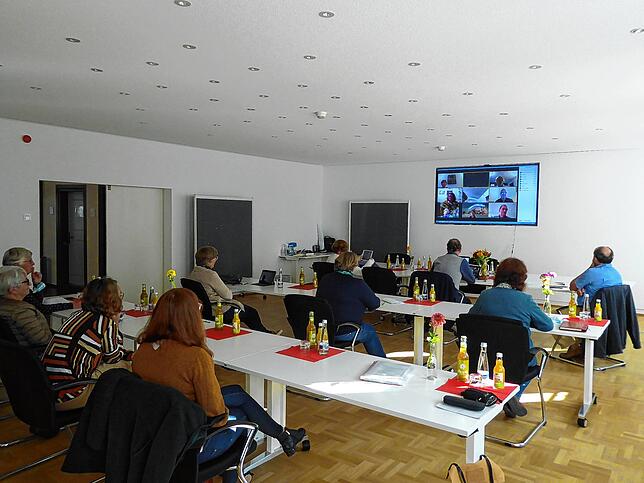 Die Zoom-Konferenz mit Mitgliedern des Komitees aus Lewes (auf dem Bildschirm) zeigt die Waldshuter Komiteemitglieder sowie die drei ...