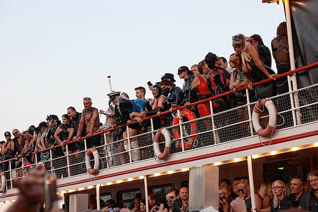 Bild 2: Lack, Leder und Lust &ndash; Das Torture Ship legt Zwischenstopp in Konstanz ein