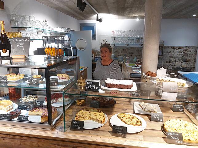 Evelyn Blumenröther hinter der Kuchentheke in ihrem Café.